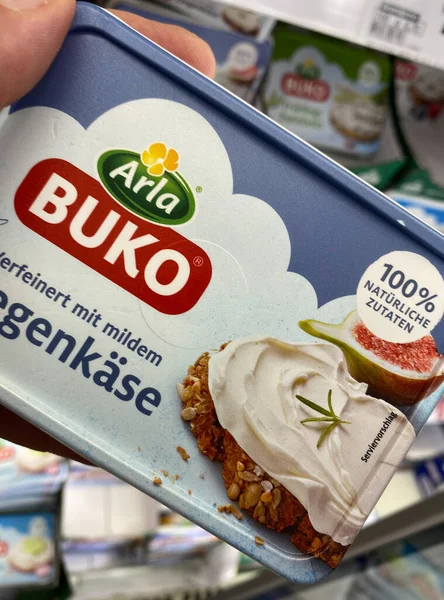 Viersen, Almanya - 9 Temmuz. 2020: Arla Buko paketinde görünüm Alman süpermarketinde el ele tutuşmuş peynir (paket merkezine odaklan)