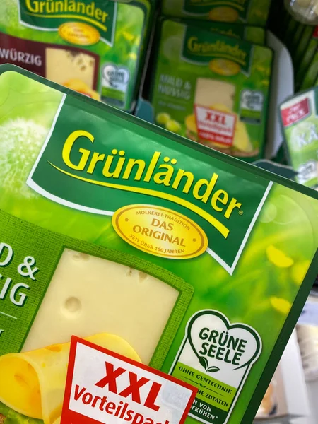 Viersen, Almanya - 9 Temmuz. 2020: Alman süpermarketinde (fokus sol tarafta) Fruh Kolsch birası bulunan kırmızı kutu yığınına bakın)