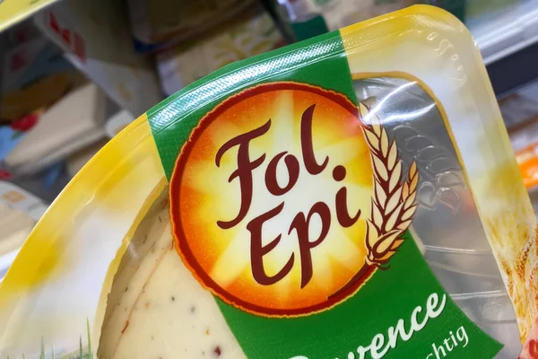 Viersen, Almanya - 9 Temmuz. 2020: Alman süpermarketinde el ele tutuşmuş Fol Epi peynirini pakette görüntüle (paket merkezine odaklan)