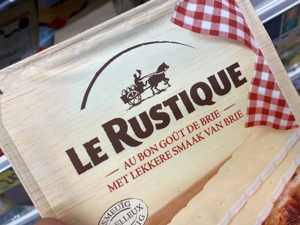Viersen, Almanya - 9 Temmuz. 2020: Alman süpermarketinin rafında elle tutulan Le Rustique camembert peyniri paketinde görüntüle (paket merkezine odaklan)