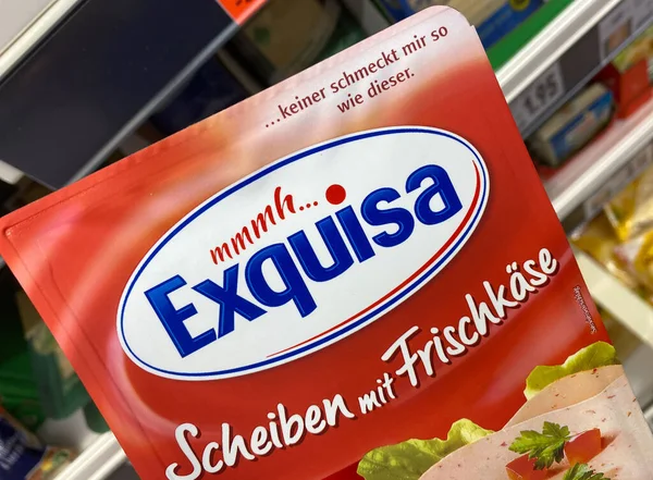 Viersen, Almanya - 9 Temmuz. 2020: Exquisa paketinde görünüm Alman süpermarketindeki rafın önünde elle tutulan peynir (pakete odaklan)