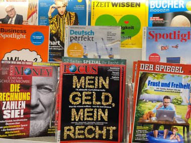 Viersen, Almanya - 10 Ağustos. 2020: Almanya 'daki bir mağazanın rafında Alman siyasi haber basınının seçimine bakın (daha düşük merkezi dergilere odaklanın)