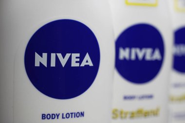 Viersen, Almanya - 9 Temmuz. 2020: Alman süpermarketinin rafındaki izole edilmiş şişelere bakın (sol şişe üzerine odaklanın) Nivea vücut losyonu)
