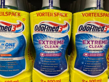 Viersen, Almanya - 9 Temmuz. 2020: Odol med şişelerine bakın. Alman süpermarketinin rafında 3 gargara suyu (merkeze odaklan))