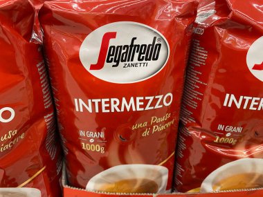 Viersen, Almanya - 9 Temmuz. 2020: Alman süpermarketinin rafındaki izole Segafredo intermezzo kahve paketine bak (merkeze odaklan)