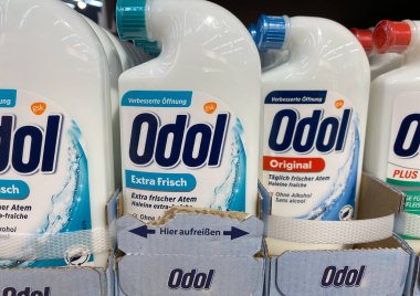 Viersen, Almanya - 9 Temmuz. 2020: Odol med şişelerine bakın. Alman süpermarketinin rafında 3 gargara suyu (soldan ikinci şişeye odaklanın)