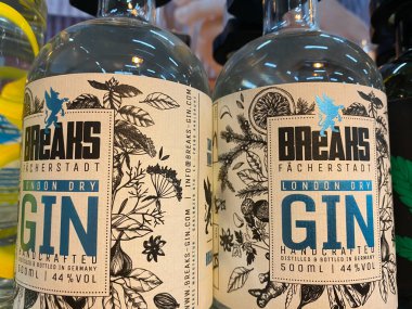 Viersen, Almanya - 9 Temmuz. 2020: Kırık Londra 'nın izole şişe etiketlerine bakın, Alman süpermarketinin rafında kuru cin (doğru şişe üzerine odaklanın)