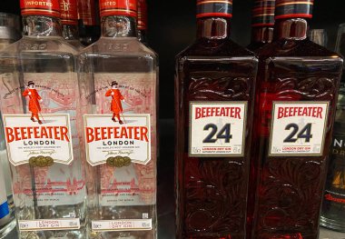 Viersen, Almanya - 9 Temmuz. 2020: Alman süpermarketinin rafındaki Beefeater London 'un izole şişe etiketlerine bakın (sol şişelere odaklanın)