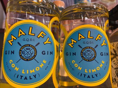 Viersen, Almanya - 9 Temmuz. 2020: Alman süpermarketinin rafındaki İtalyan Malfy London 'un izole şişe etiketlerine bakın (sol şişe üzerine odaklanın)