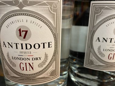Viersen, Almanya - 9 Temmuz. 2020: Fransız Antidote Londra 'nın izole edilmiş şişe etiketine bakın. Alman süpermarketinin rafında sek cin (sol şişe üzerine odaklan))