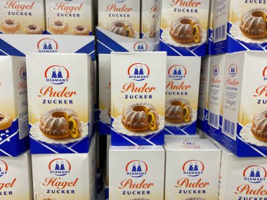 Viersen, Almanya - 9 Temmuz. 2020: Alman süpermarketinin rafındaki izole edilmiş Diamant krema paketlerine bak (merkeze odaklan)