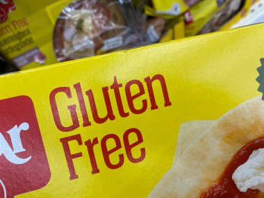 Viersen, Almanya - 9 Temmuz. 2020: Alman süpermarketinin rafındaki izole edilmiş glütensiz pizzaya bakın