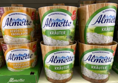 Viersen, Almanya - 9 Temmuz. 2020: Almette 'nin Alman süpermarketinin rafına yaydığı izole paketleri incele (merkeze odaklan)