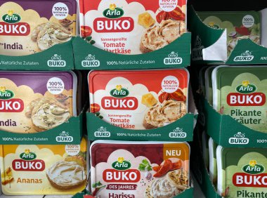 Viersen, Almanya - 9 Temmuz. 2020: Arla Buko 'nun Alman süpermarketinin raflarına yaydığı izole paketleri incele (merkeze odaklan)