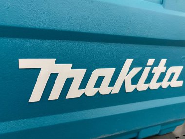 Viersen, Almanya - 9 Temmuz. 2020: Alman mağazasında (soldaki odak noktası) mavi alet kutusu üzerindeki Isou-makita logo harflerine bak)