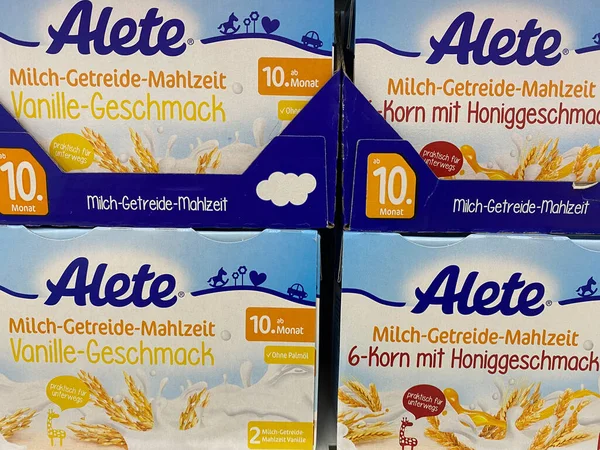 Viersen, Almanya - 9 Temmuz. 2020: Alman süpermarketinin rafındaki izole edilmiş kutularda Alete bebek mamalarını göster (merkeze odaklan)