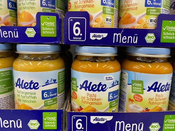 Viersen, Almanya - 9 Temmuz. 2020: İzole edilmiş kavanozlara bak Alete menüsü bebek mamaları Alman süpermarketinin rafında (merkeze odaklan)