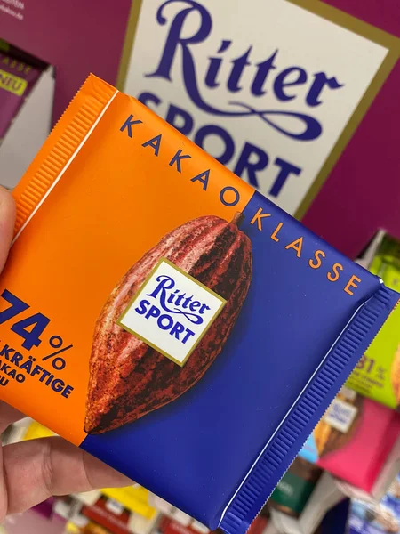 Viersen, Almanya - 9 Temmuz. 2020: Alman süpermarketinin rafındaki izole paket ritter çikolata çubuğuna bakın (merkeze odaklanın)