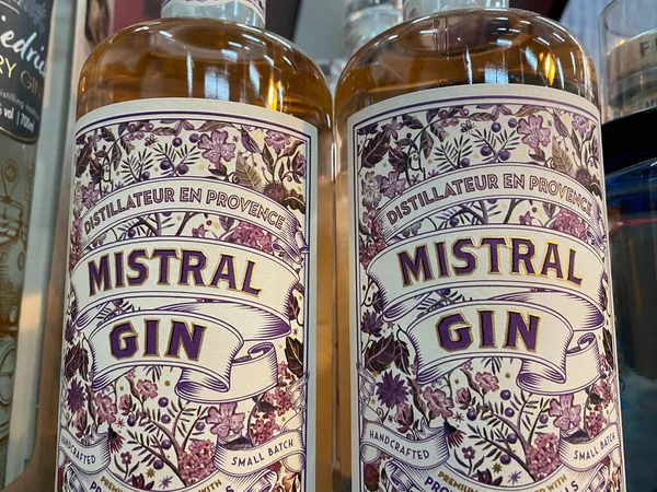 Viersen, Almanya - 9 Temmuz. 2020: İzole edilmiş Fransız şişe etiketlerine bakın Mistral London Alman süpermarketinin rafında kuru cin