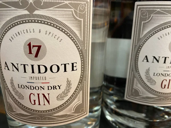 Viersen, Almanya - 9 Temmuz. 2020: Fransız Antidote Londra 'nın izole edilmiş şişe etiketine bakın. Alman süpermarketinin rafında sek cin (sol şişe üzerine odaklan))