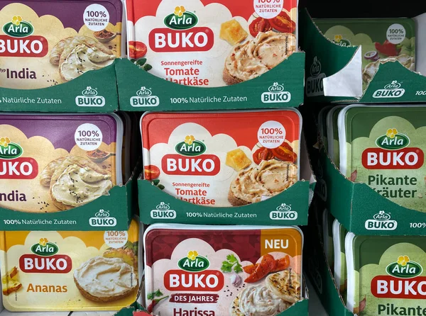 Viersen, Almanya - 9 Temmuz. 2020: Arla Buko 'nun Alman süpermarketinin raflarına yaydığı izole paketleri incele (merkeze odaklan)