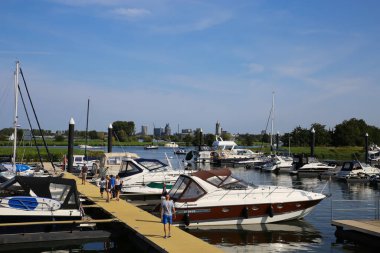 Roermond (şehir marinası), Hollanda - 9 Ağustos. 2020: Yat iskelesinin iç limanında kayıklarla, yazın gökyüzü manzarası