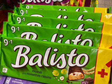 Viersen, Almanya - 9 Temmuz. 2020: Alman süpermarketlerinin raflarındaki Balisto çikolatalarına bakın