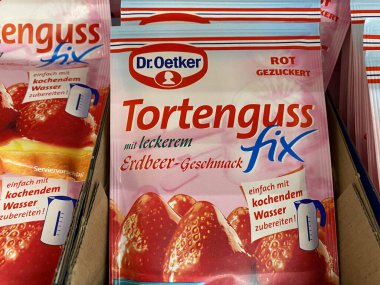 Viersen, Almanya - 9 Temmuz. 2020: Alman süpermarketinin rafında Dr. Oetker 'ın kek parlatıcısına bakın