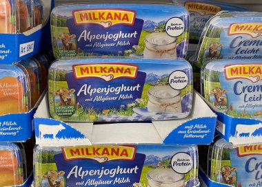 Viersen, Almanya - 9 Temmuz. 2020: Milkana paketleri üzerinde Alman süpermarketlerinin raflarına peynir serpiştirdi