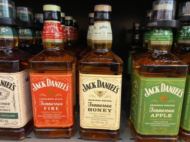 Viersen, Almanya - 9 Temmuz. 2020: Jack Daniels, Alman süpermarketinin rafında bulunan viskiye baharat kattı (kırmızı şişe üzerine odaklan).)