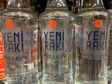 Viersen, Almanya - 9 Temmuz. 2020: Şişelere bak Alman süpermarketinin rafında yeni rakı (merkezi şişeye odaklan)