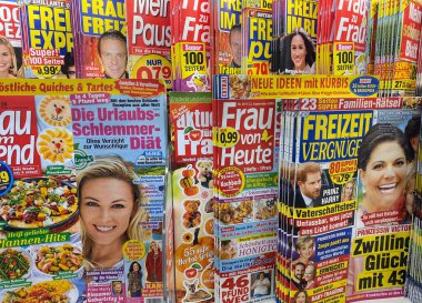 Viersen, Almanya - 17 Ağustos. 2020: İzole edilmiş büfe rafında Alman sarı magazin dergilerinin çeşitli çeşitliliğine bakın