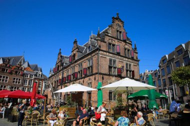 Nijmegen, Hollanda - 9 Ağustos. 2020: Yaz aylarında restoranları olan ortaçağ binalarının kare grote işaretleri üzerinde görüntüle