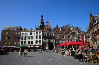 Nijmegen, Hollanda - 9 Ağustos. 2020: Yaz aylarında restoranları olan ortaçağ binalarının kare grote işaretleri üzerinde görüntüle