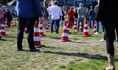 Nijmegen, Hollanda - 19 Eylül. 2020: Sahada trafik konileri olan insanların toplanması mesafeli uzay aracı görevi görüyor