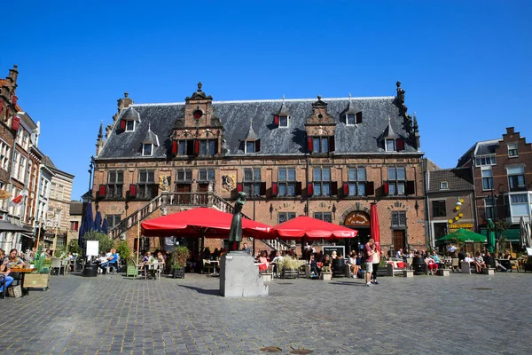 Nijmegen, Hollanda - 9 Ağustos. 2020: Yaz aylarında restoranları olan ortaçağ binalarının kare grote işaretleri üzerinde görüntüle