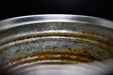 Makro, paslı yüzeyi olan metal yemek kutusunun içine yaklaş.
