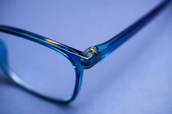 Fechar Lente Óculos Azul Isolada Com Dobradiça Auricular Fundo Branco — Fotografia de Stock