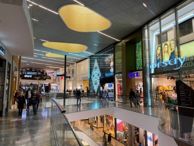 Monchengladbach, Almanya - 9 Eylül. 2020: Her iki tarafta mağazaları olan Minto alışveriş merkezine bakın (sağdaki dükkanlara odaklanın)