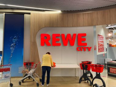 Monchengladbach, Almanya - 9 Eylül. 2020: Alman alışveriş merkezindeki Rewe şehir pazarının önünde (harf üzerine odaklan)