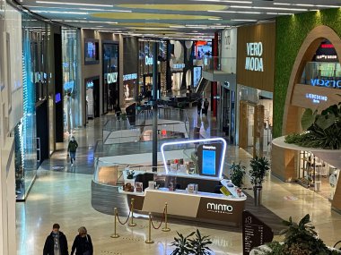 Monchengladbach, Almanya - 9 Eylül. 2020: Minto Alışveriş Merkezi 'nin içinde dükkanlar ve butiklerle görüntüleme