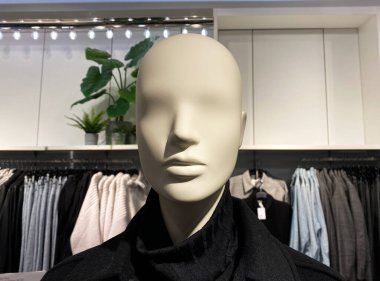 Monchengladbach, Almanya - 9 Eylül. 2020: Moda butiğinde yeni kış koleksiyonunu gösteren beyaz manken kafasının portresi
