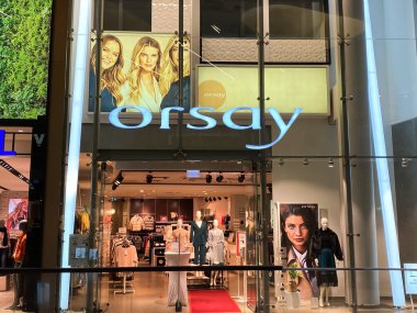 Monchengladbach, Almanya - 9 Eylül. 2020: Minto alışveriş merkezinin içindeki Orsay Moda Şirketi 'nin ön cephesi