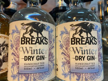 Viersen, Almanya - 9 Haziran. 2020: Alman süpermarketinin rafındaki istiflenmiş kutulardaki Messmer çay poşetlerine bak (ortada duran kutulara odaklan)