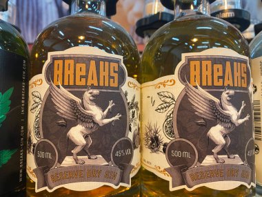 Viersen, Almanya - 9 Haziran. 2020: Alman süpermarketinin rafındaki istiflenmiş kutulardaki Messmer çay poşetlerine bak (ortada duran kutulara odaklan)