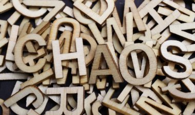 Dağınık alfabe harflerinin oluşturduğu yığınla kargaşaya bak.