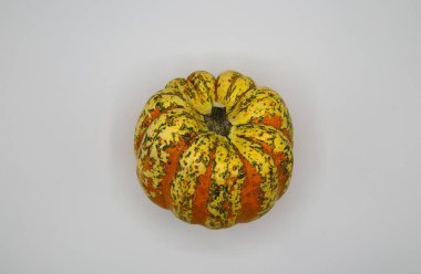 İzole edilmiş sarı ve turuncu balkabağı beyaz boş arkaplanda tepeden aşağı görünüm