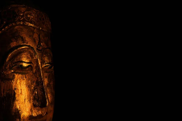 Nahaufnahme Einer Isolierten Beleuchteten Goldenen Buddha Gesichtsmaske Auf Schwarzem Hintergrund — Stockfoto