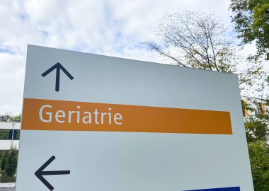 Geriatrie kelimesiyle Alman hastanesindeki yön işaretini görüntüle (İngilizce çevirisi: geriatrie, harflere odaklan)