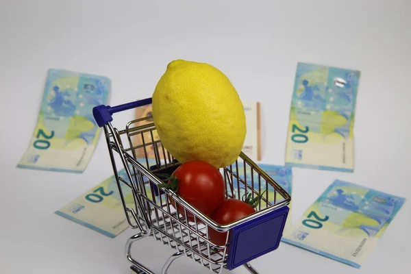 Zicht Geïsoleerde Winkelwagentje Met Verse Groenten Fruit Eurogeld Cash Bankbiljetten — Stockfoto